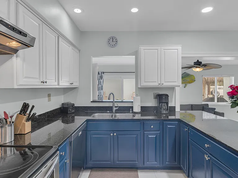 348 SE 18th Ave — Photo 24