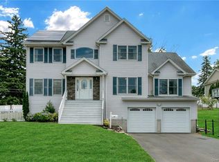 18 Hillcrest Rd, Suffern, NY 10901