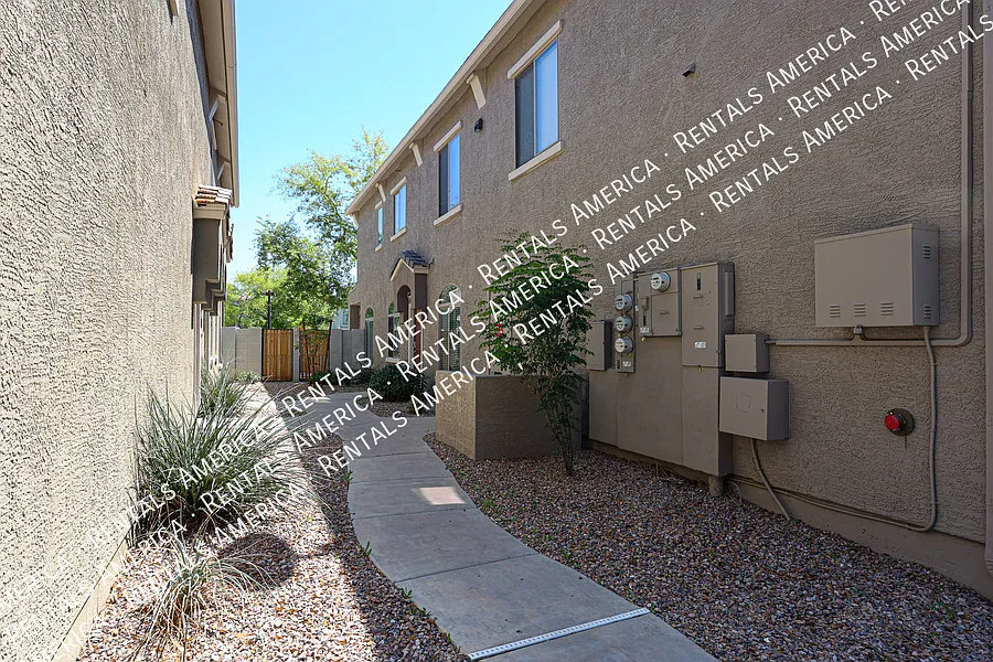 What a great 4 bedroom 2 1/2 bath! — Photo 3