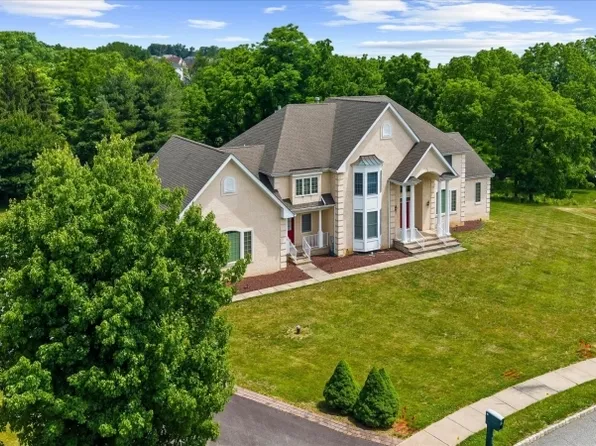 12 Manchur Ct, Raritan Twp., NJ 08822