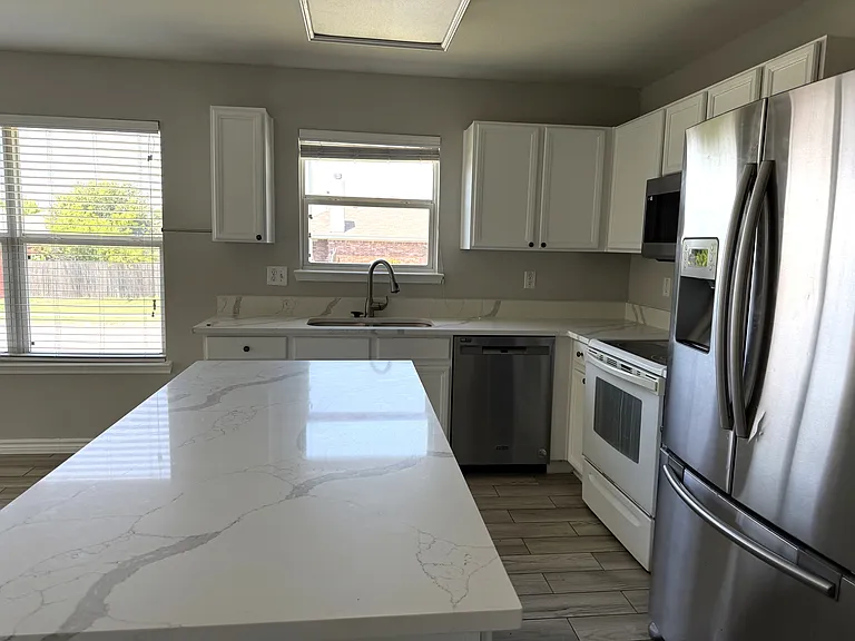 2429 Emerald Ln — Photo 4