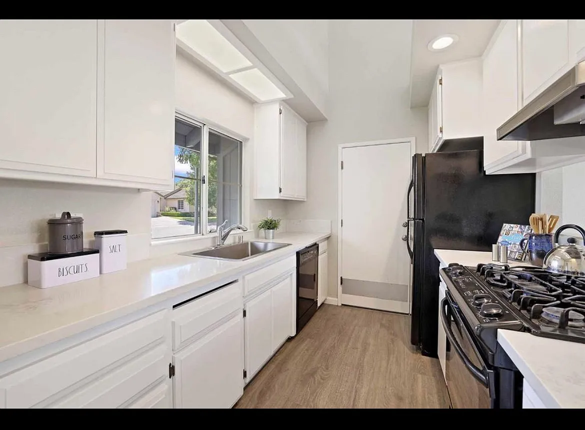 1736 Valdora St — Photo 3