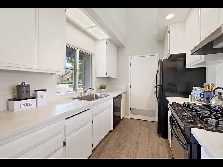 Valdora St — Photo 3