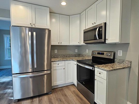 5th image of 400 Chestnut Hill Dr
