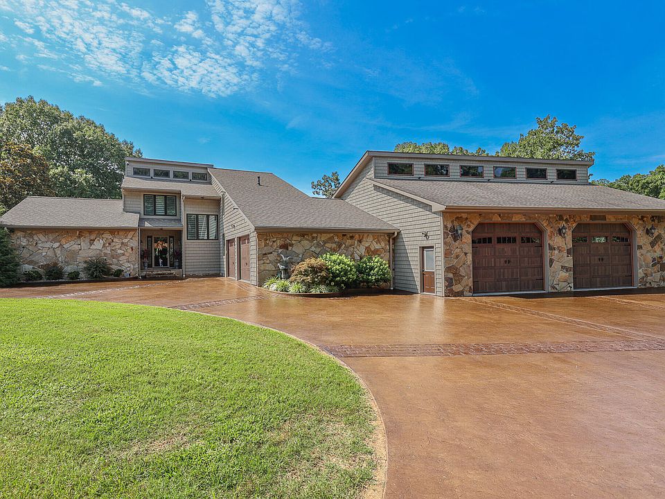 1st image of 136 Lake Dr