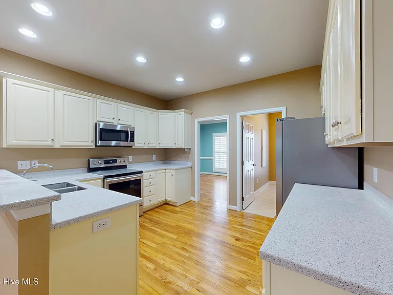 1140 Greenbriar Dr — Photo 14