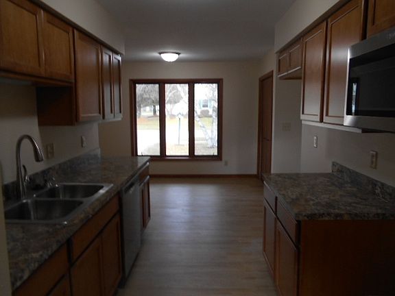 4th image of 1422 Sauk Trl