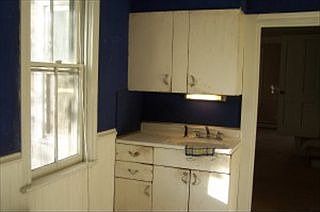 4th image of 28 E Queen St