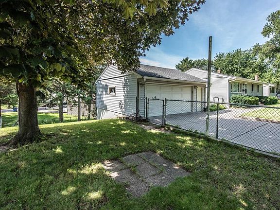 3rd image of 2190 Ivy Ave E