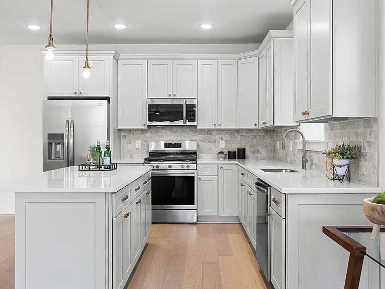638 Ladd Ave — Photo 9