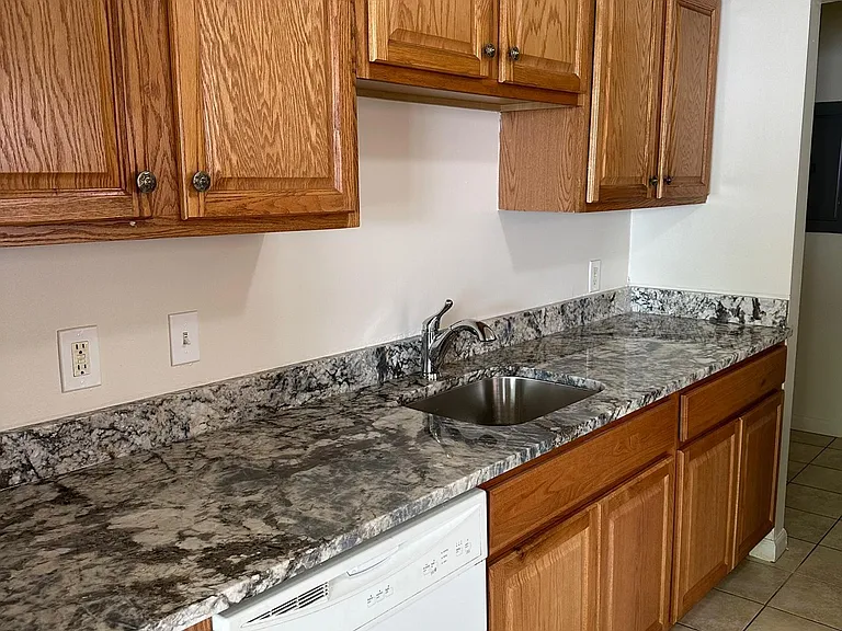 1370 E Chesterfield St — Photo 5