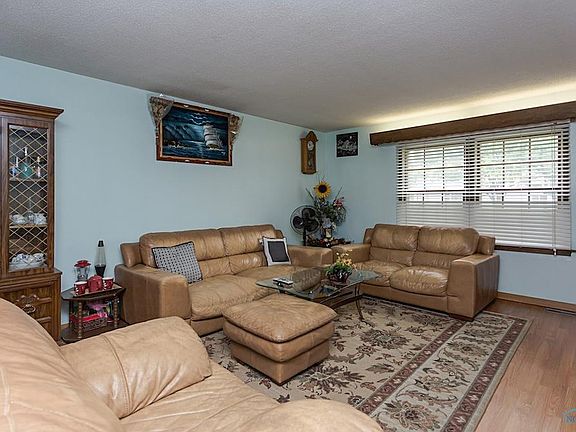 4th image of 833 Butterfield Dr
