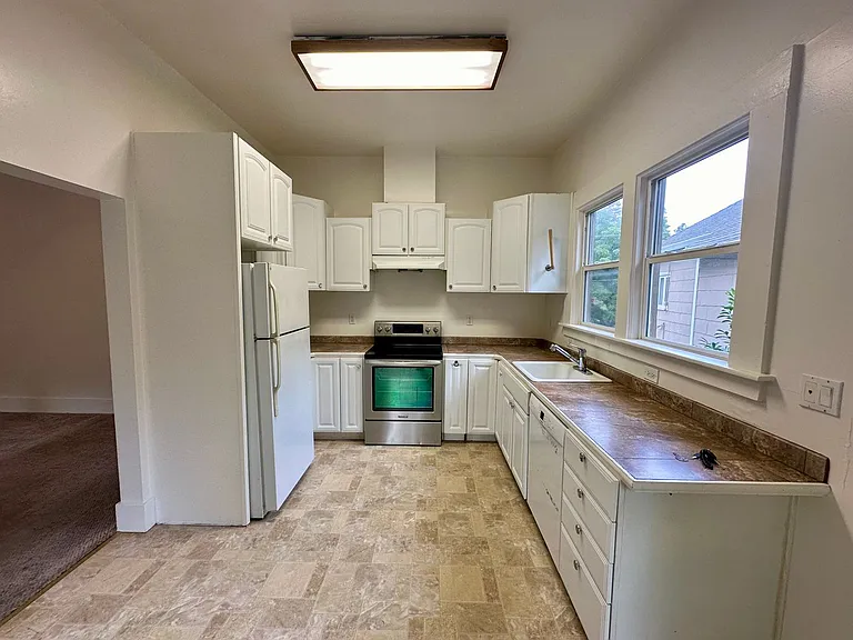 321 N School St — Photo 3