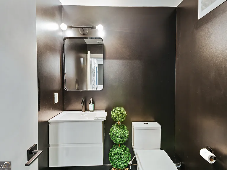 208 12th St NE #304 — Photo 33