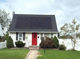 7 Garfield St, Bay Shore, NY 11706