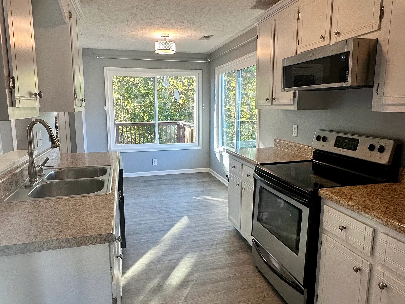 4 bed, 2436 sqft, $2,350 — Photo 4