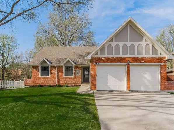 2112 E Sleepy Hollow Dr, Olathe, KS 66062