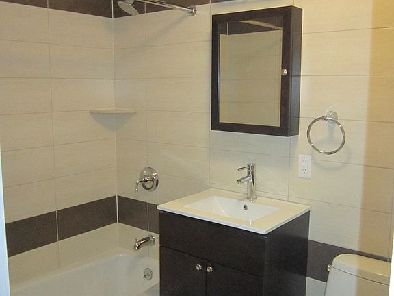 4th image of 2646 30th St #1F