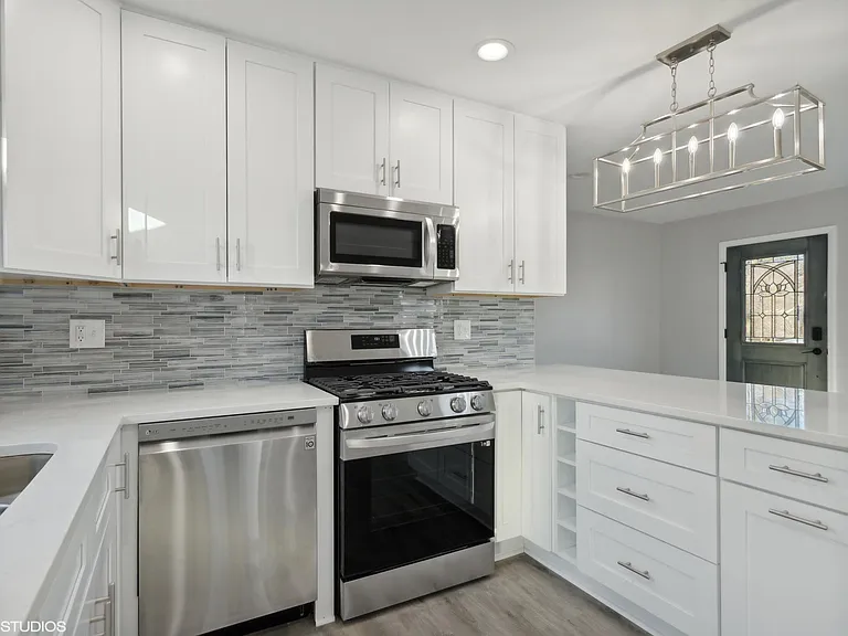 810 S Jackson St — Photo 5