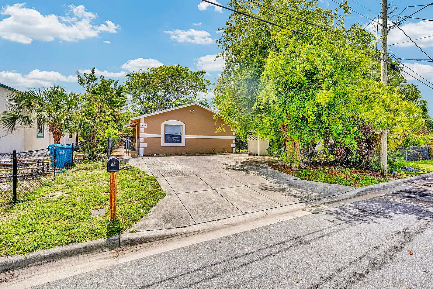 3 bed, 2.0 bath, 1040 sqft, $2,500 — Photo 3