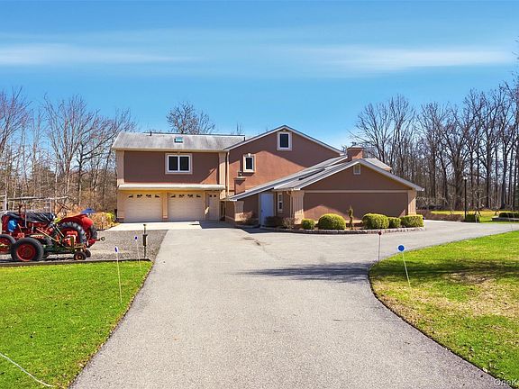 2nd image of 801 Albany Post Rd