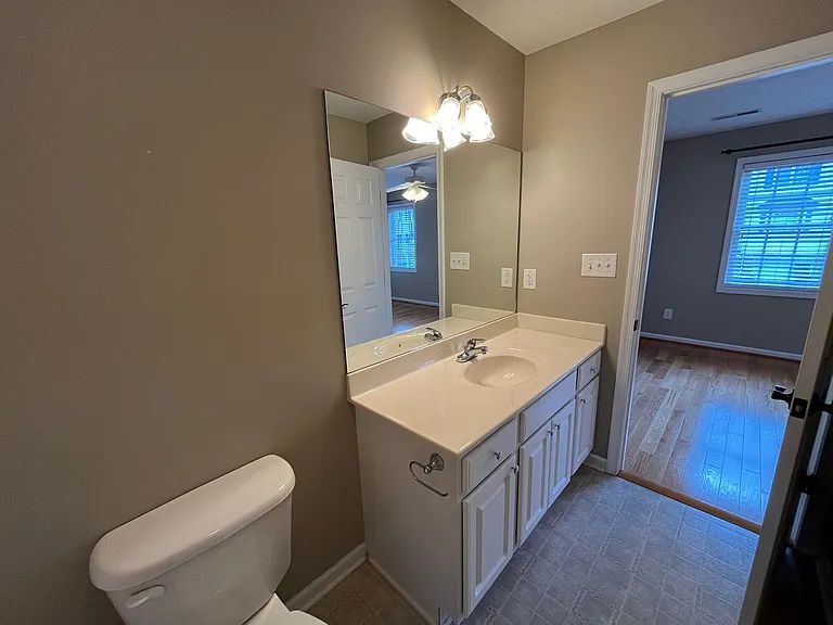 696 Wyndhurst Dr — Photo 29