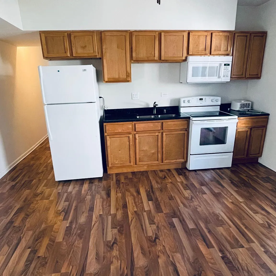3 bed, 1100 sqft, $2,200 — Photo 3