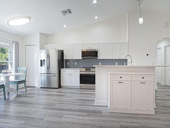 4th image of 2793 SE Eagle Drive