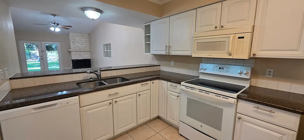 3 bed, 1197 sqft, $1,900 — Photo 3