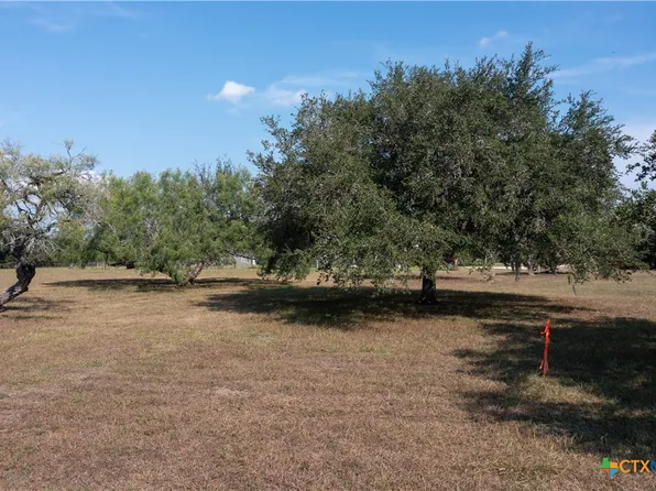 Twin Lakes Cir, Goliad, TX 77963