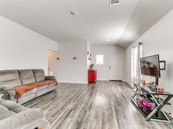 4th image of 1208 Clydesdale Dr