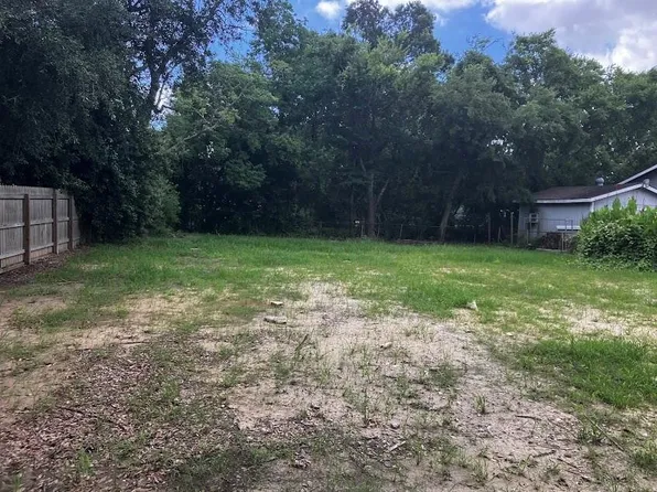 6136 25th St, Groves, TX 77619
