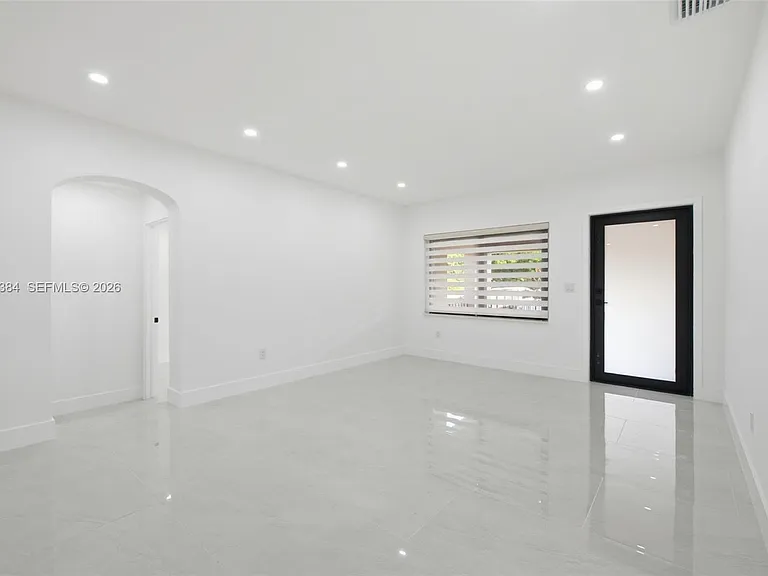 5000 SW 5th Ter — Photo 3