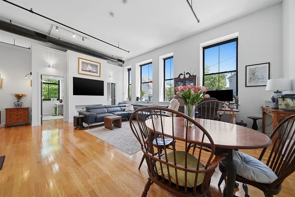 2 bed, 1.0 bath, 966 sqft, $2,300 — Photo 4