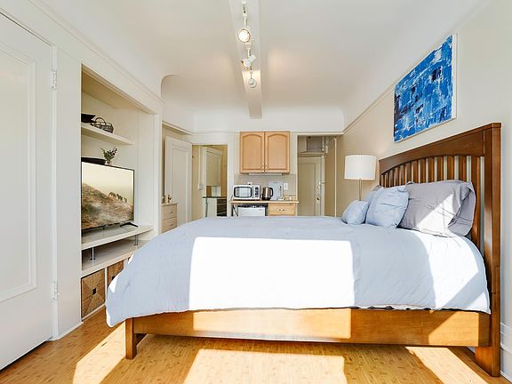 4th image of 903 Pine St APT 33