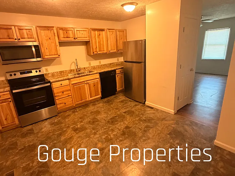 100 Hillcrest Dr #3 — Photo 3
