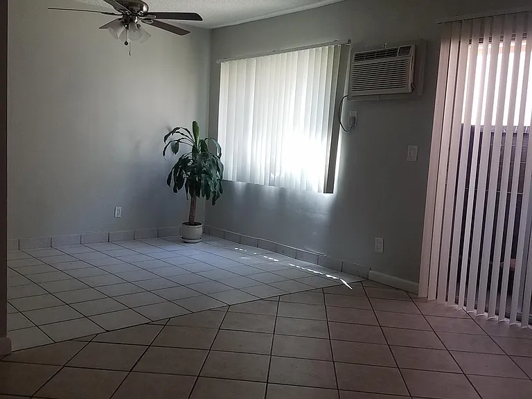 14015 Oxnard St — Photo 7