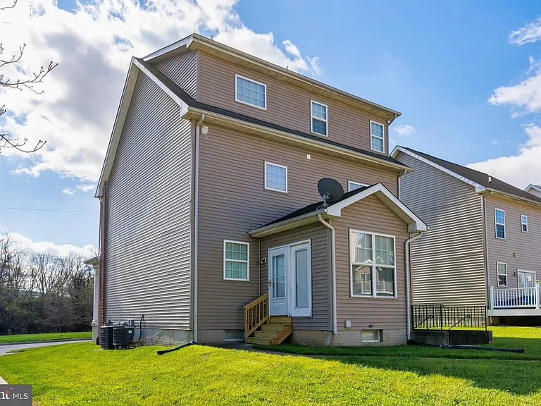 4704 Denview Way — Photo 35