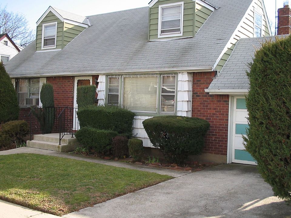 Front view w/Garage