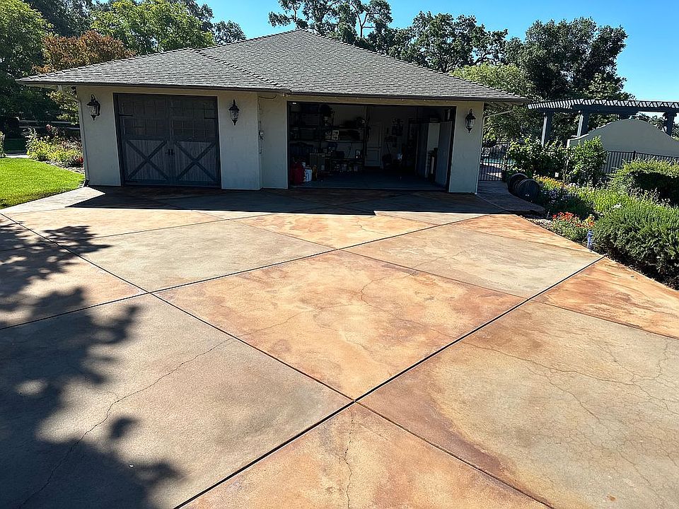 2nd image of 565 Oak Ln