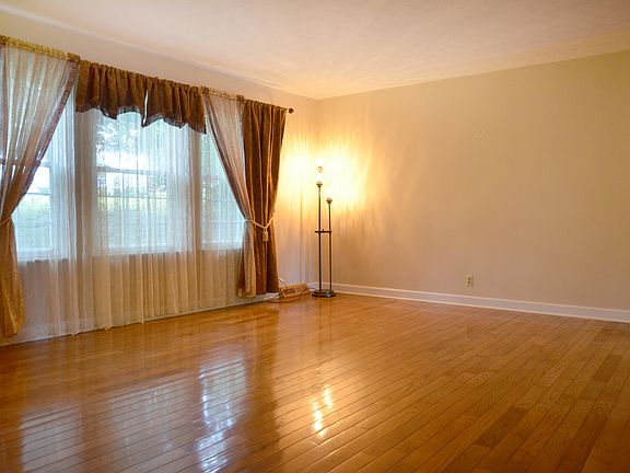 3rd image of 7608 Berkshire Blvd