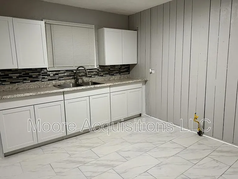 500 W Burrell St — Photo 16