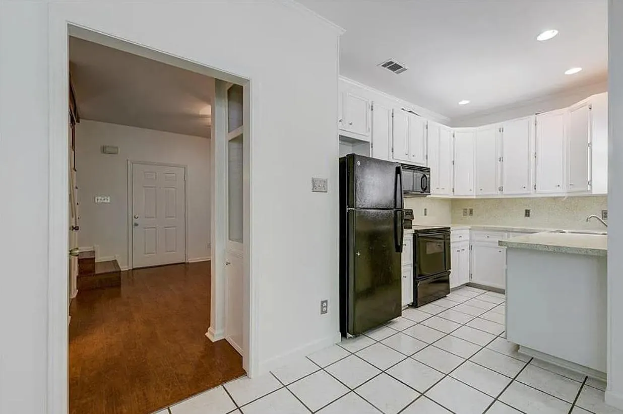 2 bed, 2.5 bath, 867 sqft, $2,250 — Photo 2