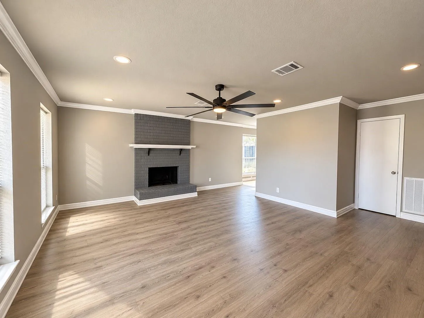 4 bed, 2.0 bath, 1500 sqft, $2,303 — Photo 4