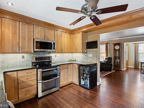 3rd image of 1658 Hemlock Cir