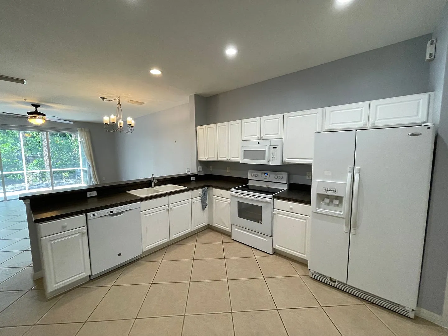 Annual Rental - 3 Bed/ 2.5 Bath Townhouse With 1 Car Garage At Milano — Photo 2