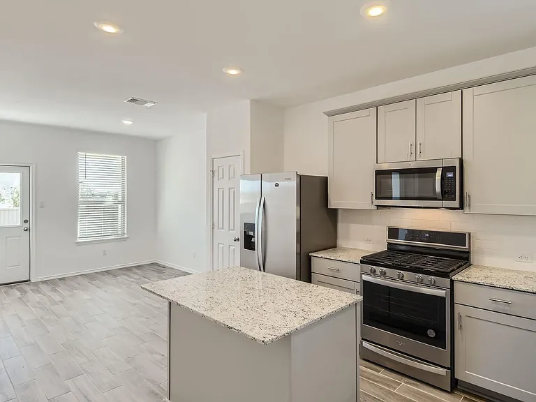 140 Bennington Dr — Photo 14
