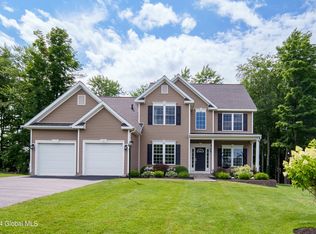 10 Ridgewood Dr, Mechanicville, NY 12118