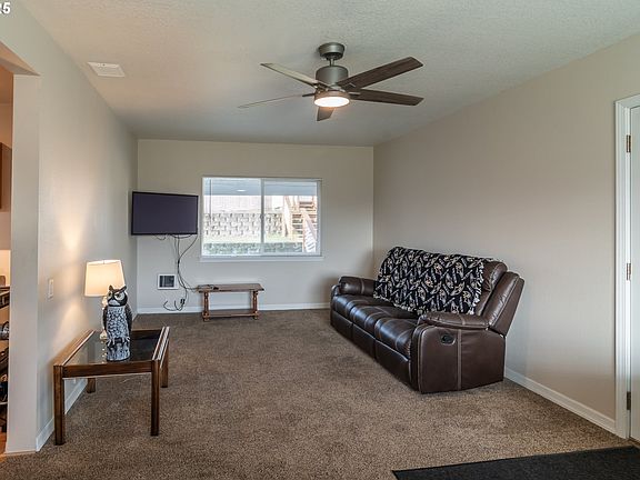 4th image of 742 Meadow Ave