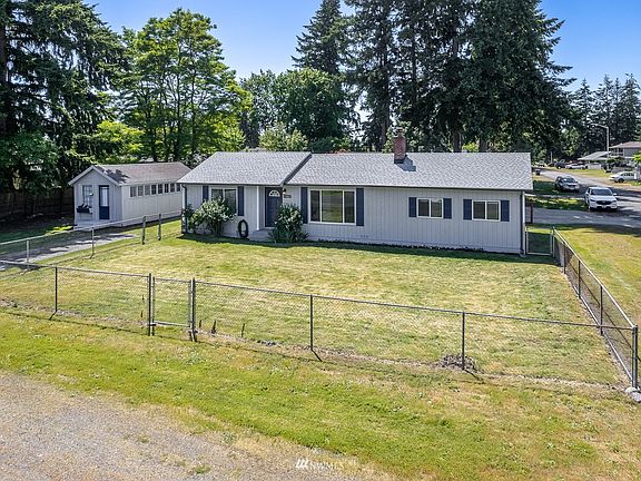 Huge fenced front yard and adorable outbuilding- perfect for work from home or at home gym. 
